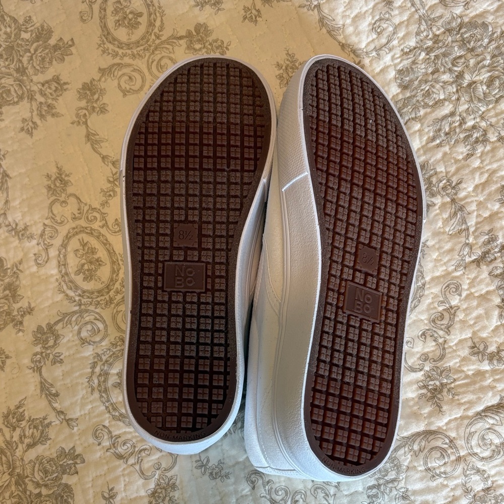 No Boundaries Classic White Slip-On Shoes - Picture 6 of 8